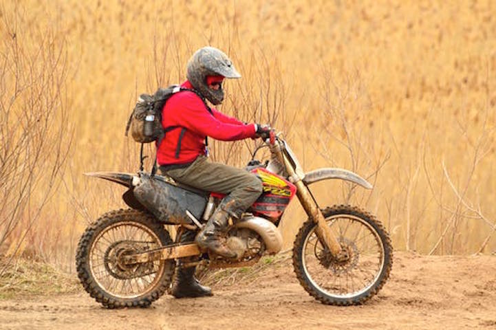 En biker på cross